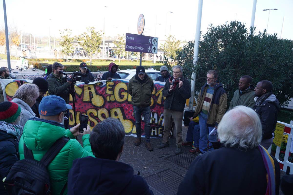 Comitato Verità e giustizia per Moussa Diarra davanti alla stazione venerdì 13 dicembre 2024