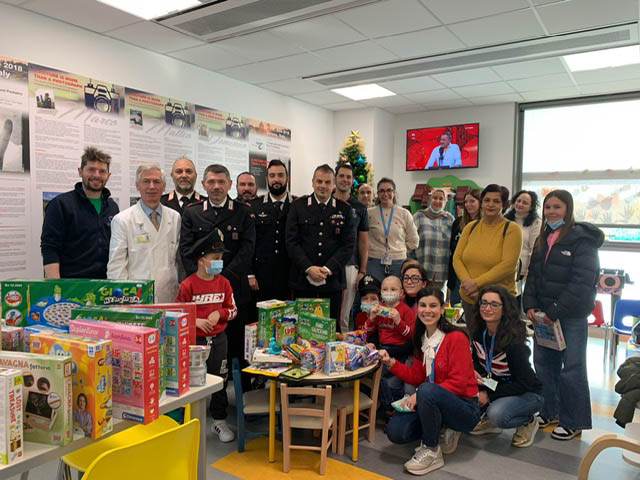I carabinieri della Stazione di Verona nel reparto di Oncoematologia pediatrica