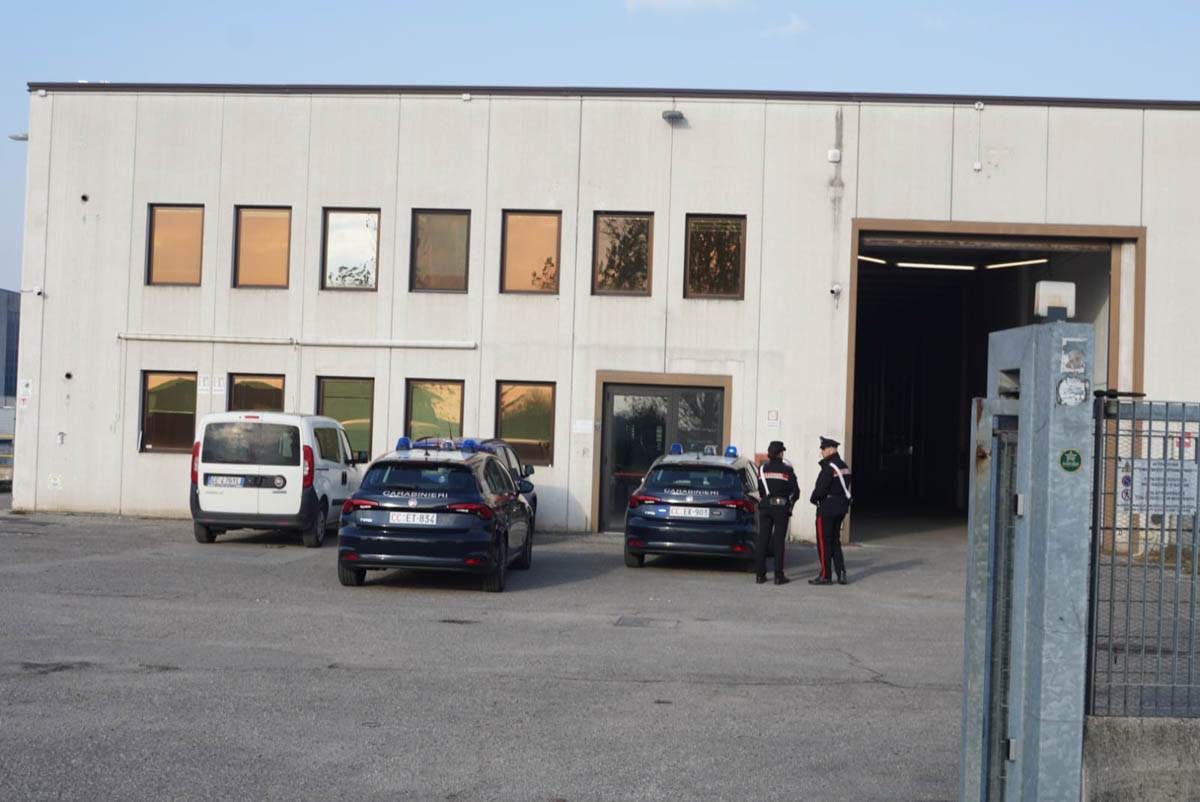 I Carabinieri sul luogo dell'incidente sul lavoro a Castel d'Azzano