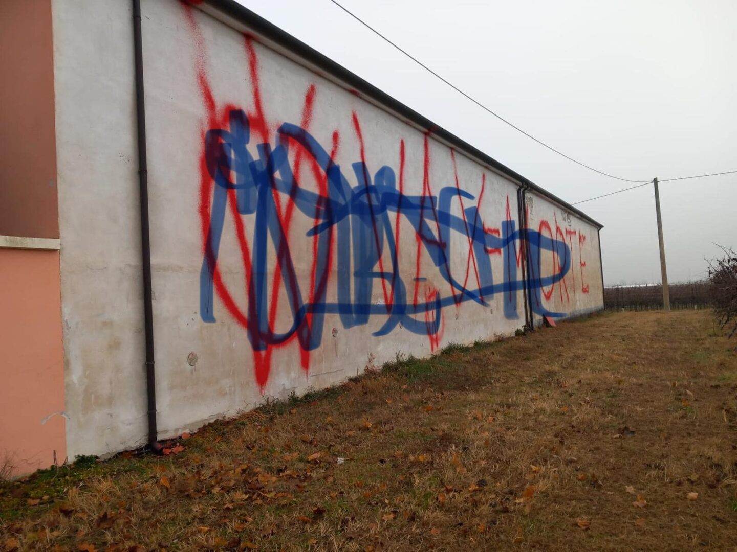Scritta no vax sulla parete del cimitero di Caldierino. Foto diffusa con censura dal sindaco di Caldiero Marcello Lovato «per non veicolare il messaggio di questi vandali»