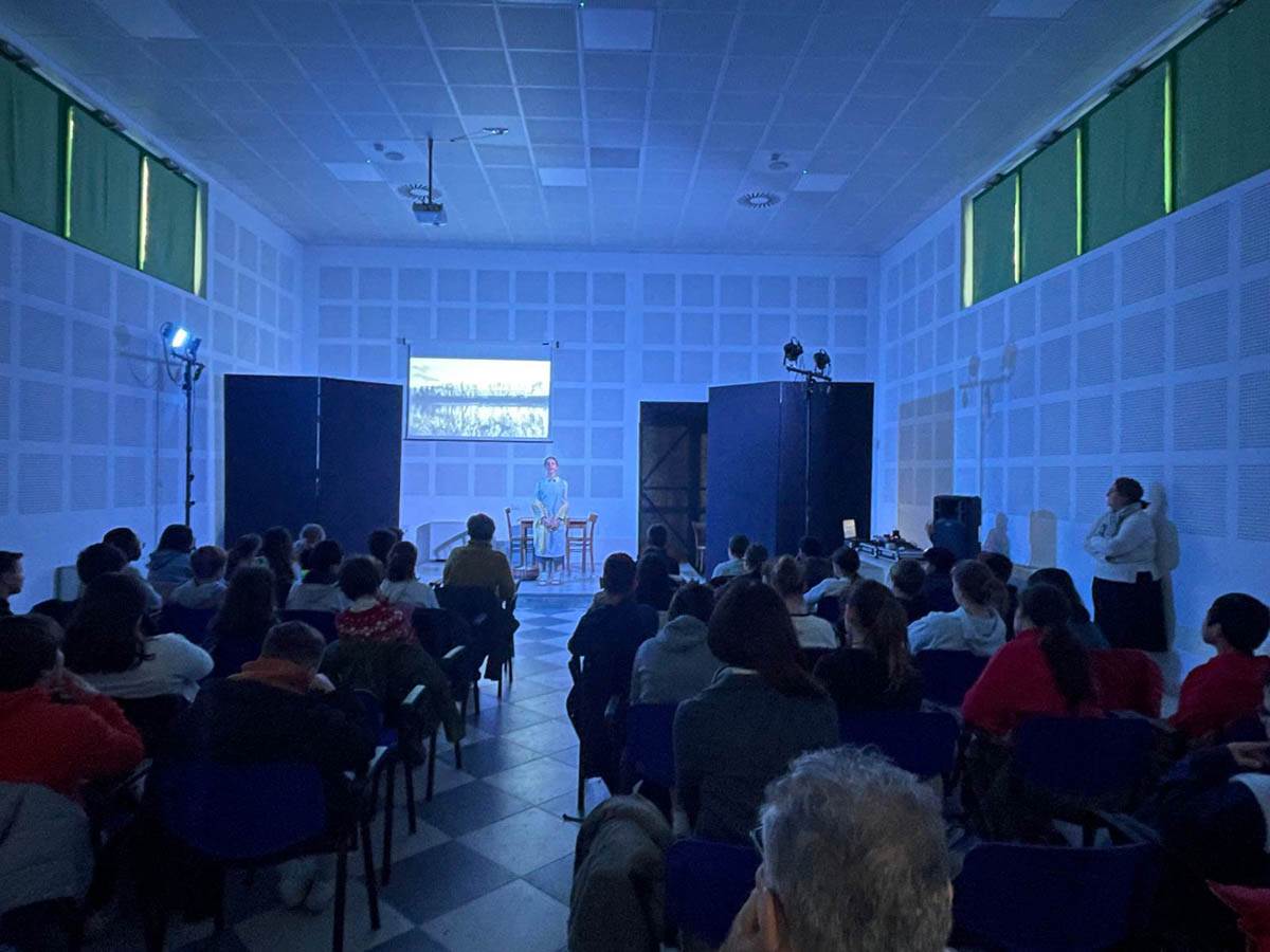 Spettacolo Isolina Canuti medie Parona