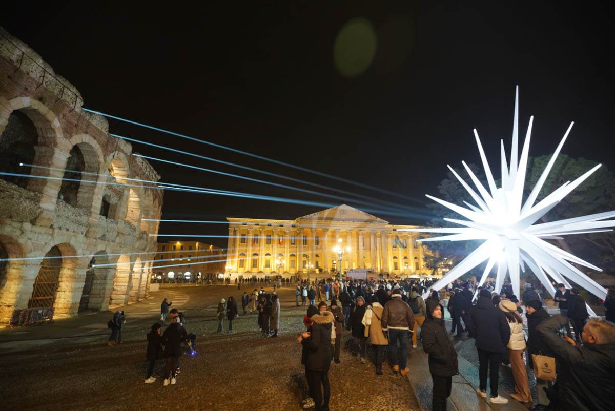 La stella di acciaio di piazza Bra con i fasci luminosi che sostituiscono la coda in riparazione