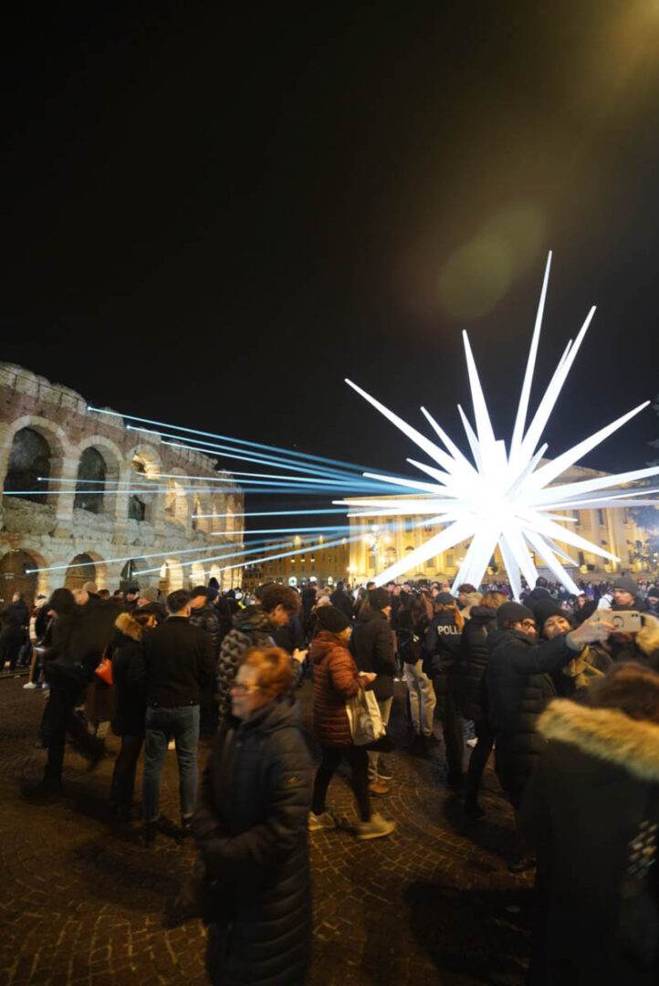 La stella di acciaio di piazza Bra con i fasci luminosi che sostituiscono la coda in riparazione