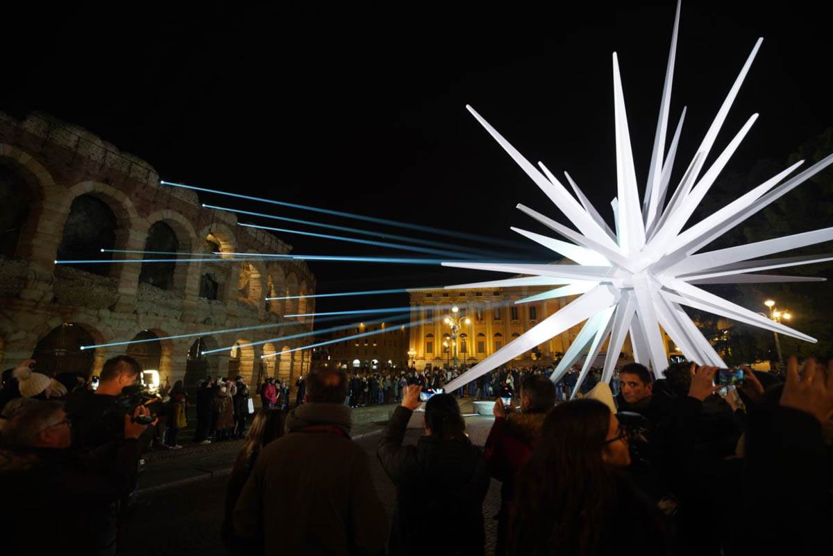 La stella di acciaio di piazza Bra con i fasci luminosi che sostituiscono la coda in riparazione
