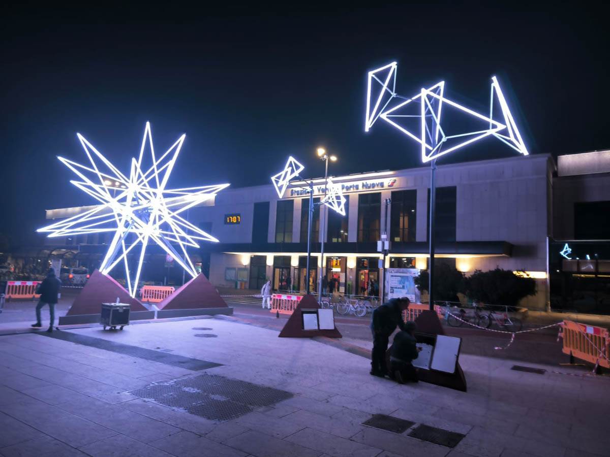 La stella luminosa nel piazzale davanti alla stazione ferroviaria di Verona Porta Nuova