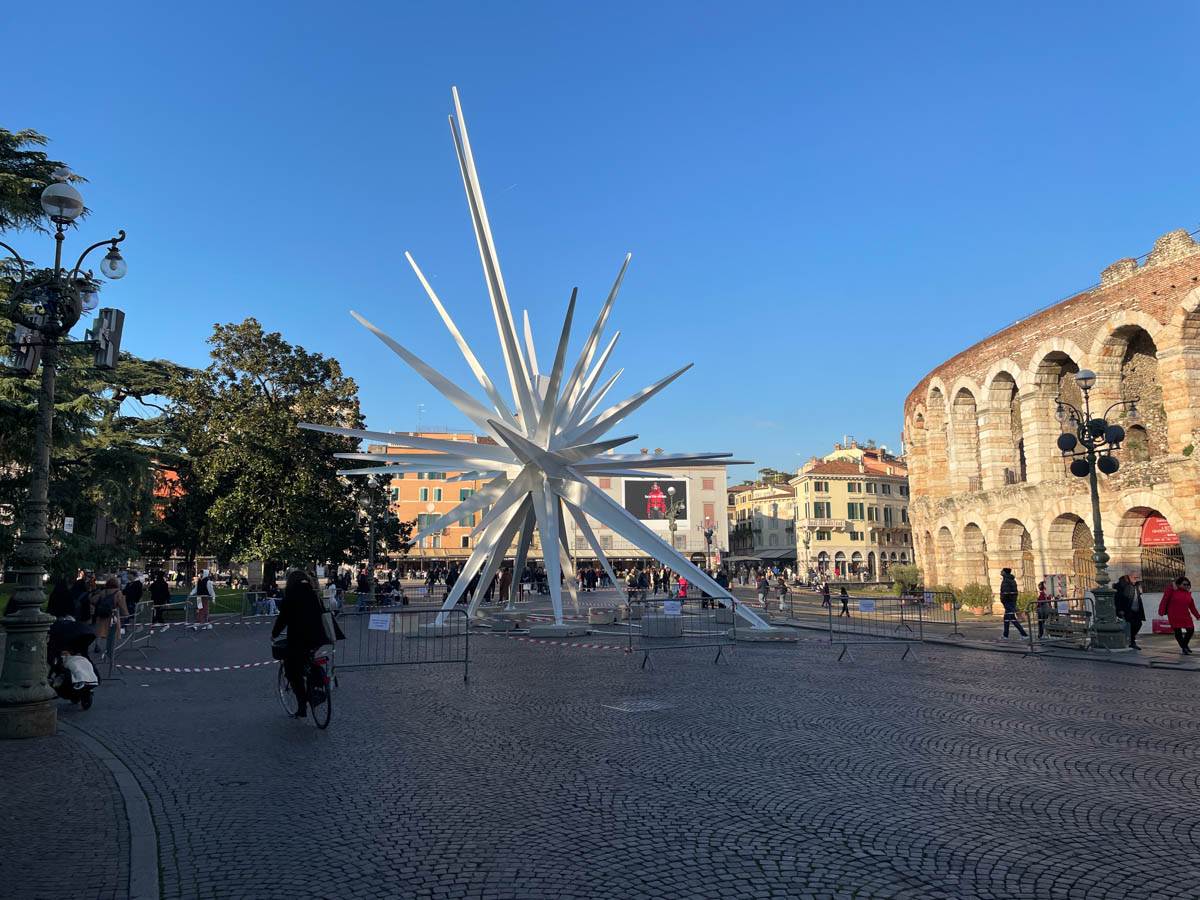 La testa della stella montata in piazza Bra. Sarà completata da fasci di luce