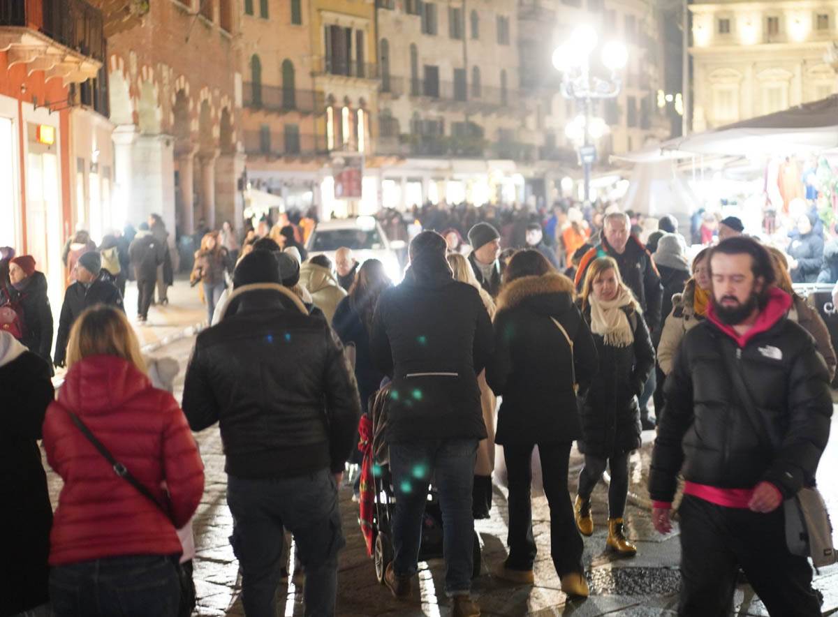 Centro storico di Verona affollato sabato 7 dicembre 2024