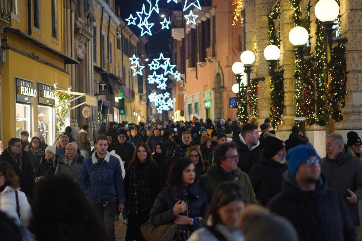 Centro storico di Verona affollato sabato 7 dicembre 2024