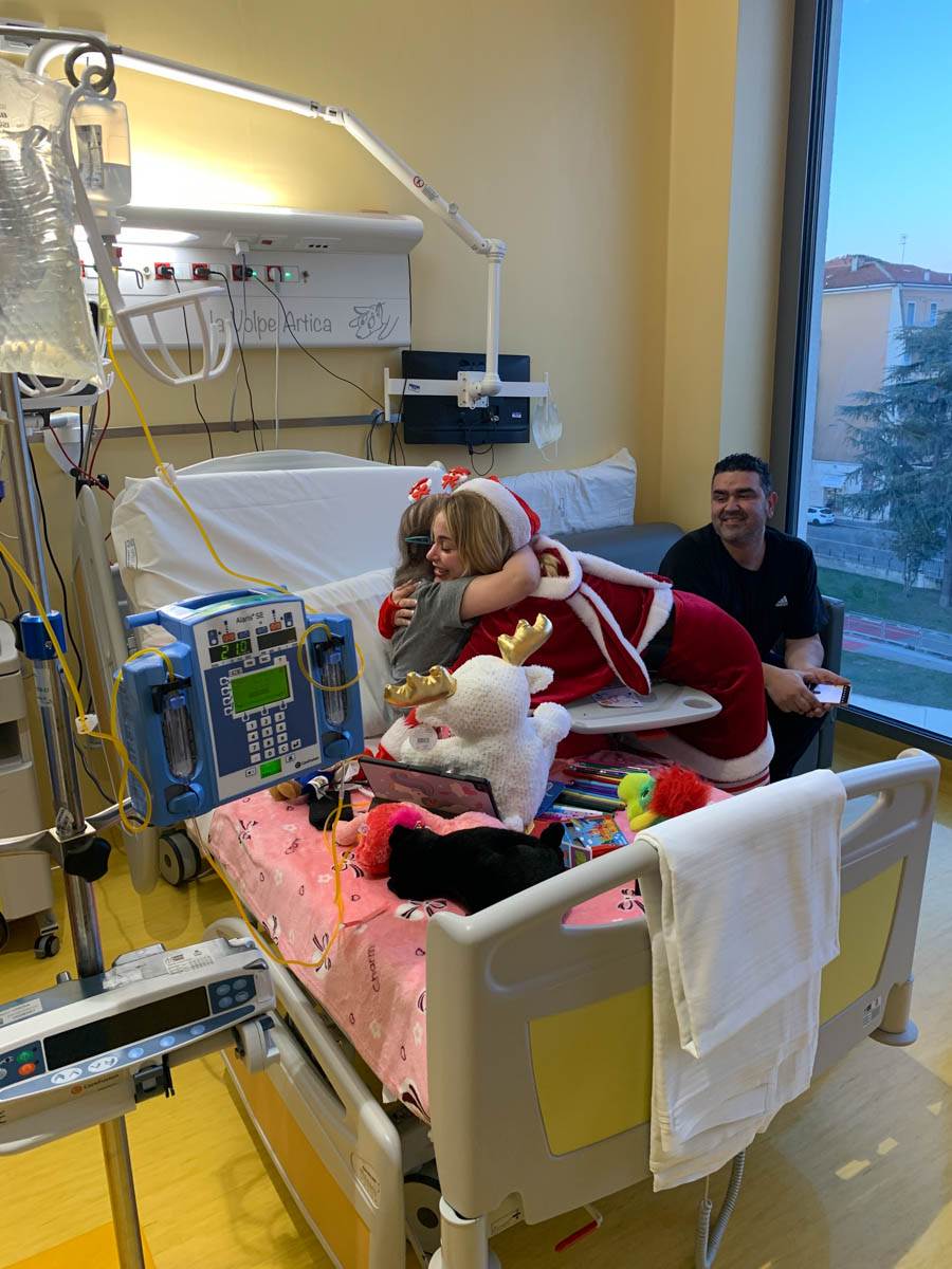 la cantante Arly Joy abbraccia una paziente