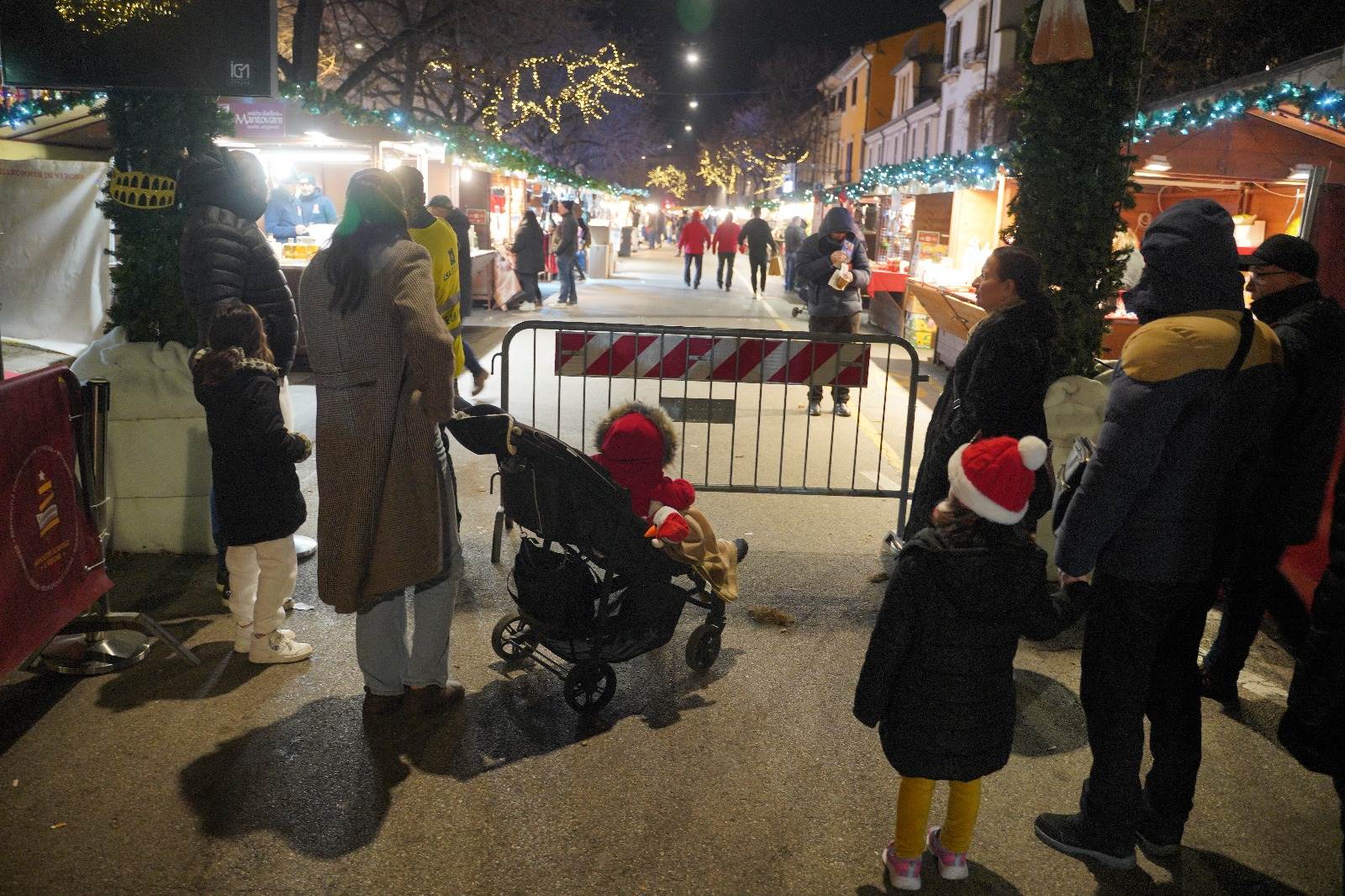 mercatini natale verona chiusi via pallone