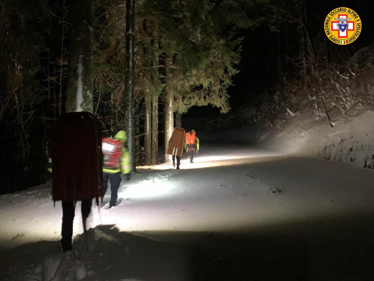 recuperati escursionisti rifugio revolto escursionista soccorso alpino