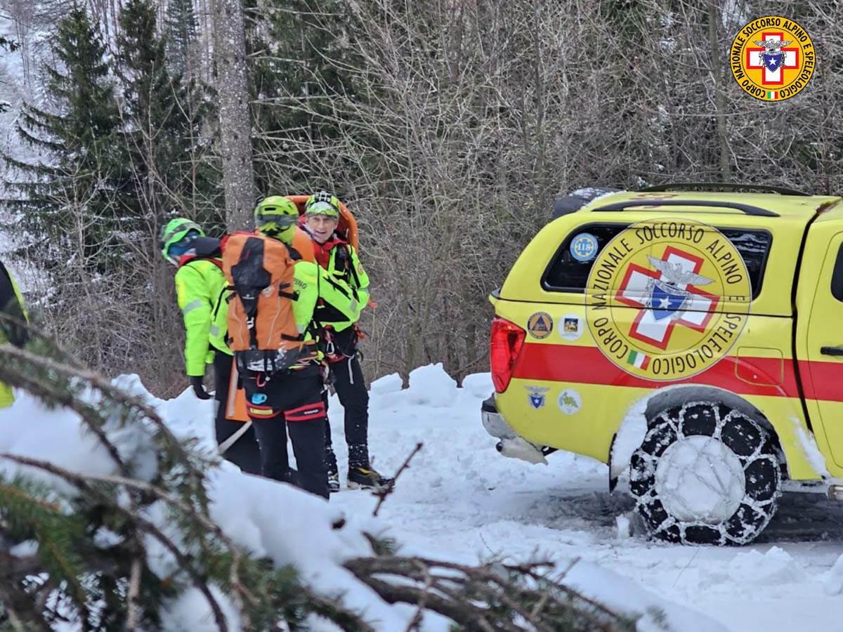 recuperati escursionisti rifugio revolto escursionista soccorso alpino