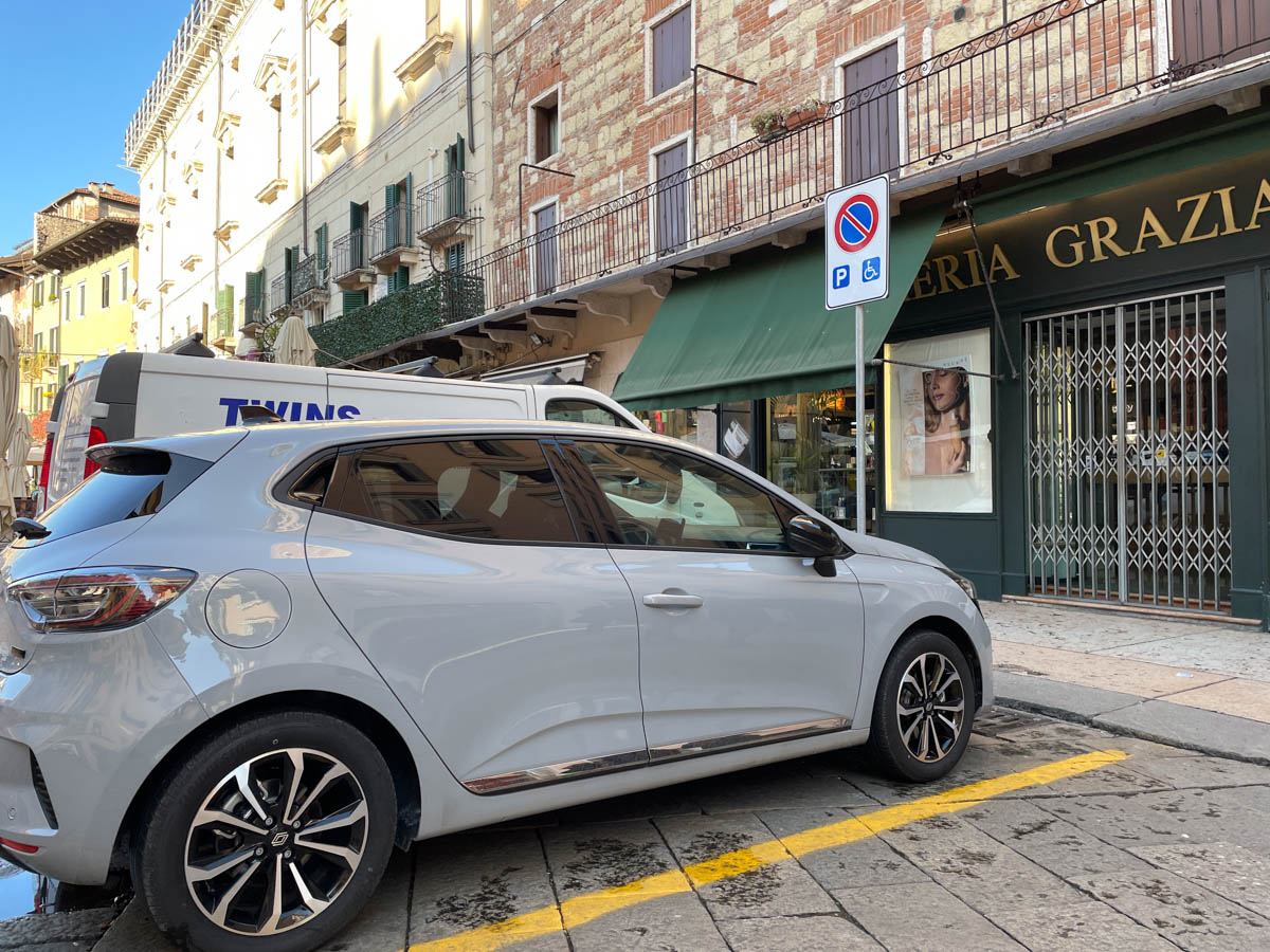 Posteggio disabili in piazza Erbe a Verona