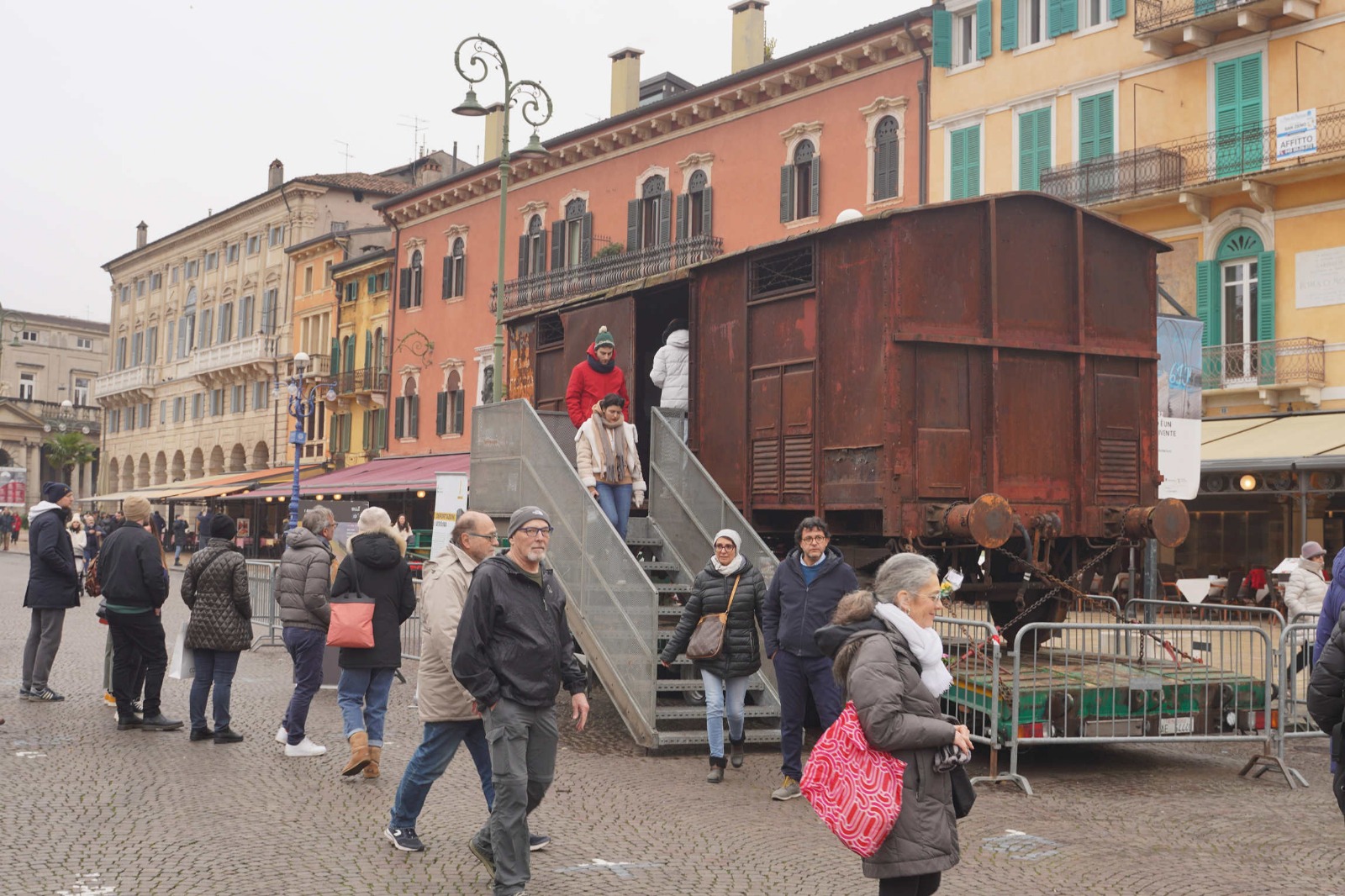 carro della memoria 2025 piazza bra