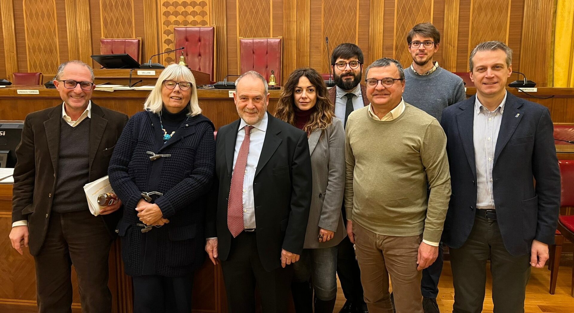 Il presidente del Consiglio Comunale di Verona, Stefano Vallani con i consiglieri e i vertici degli Apicoltori Veneti