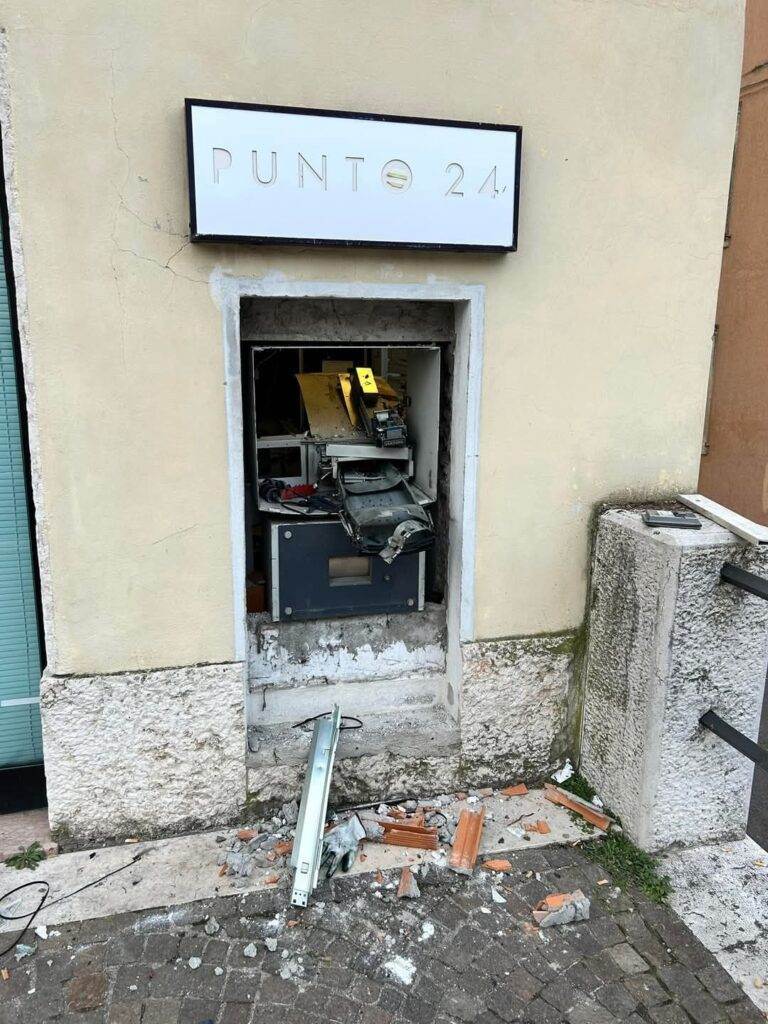 montorio bancomat esploso