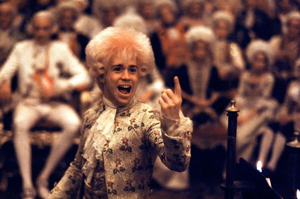 Amadeus (1984): Tom Hulce interpreta Mozart. Credit: Warner Bros.