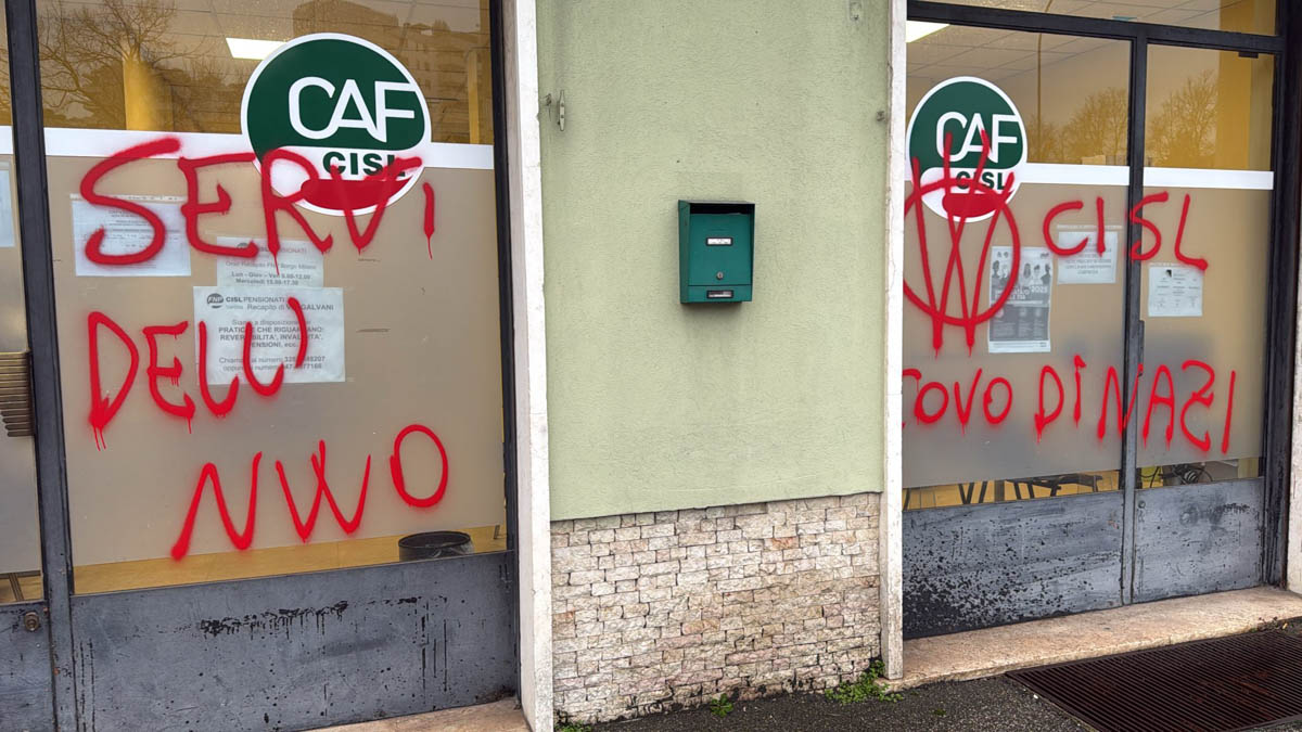 scritte no vax caf cisl borgo milano