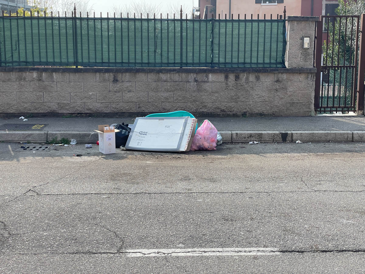 Rifiuti lasciati a bordo strada in via Belviglieri (24 febbraio 2025)