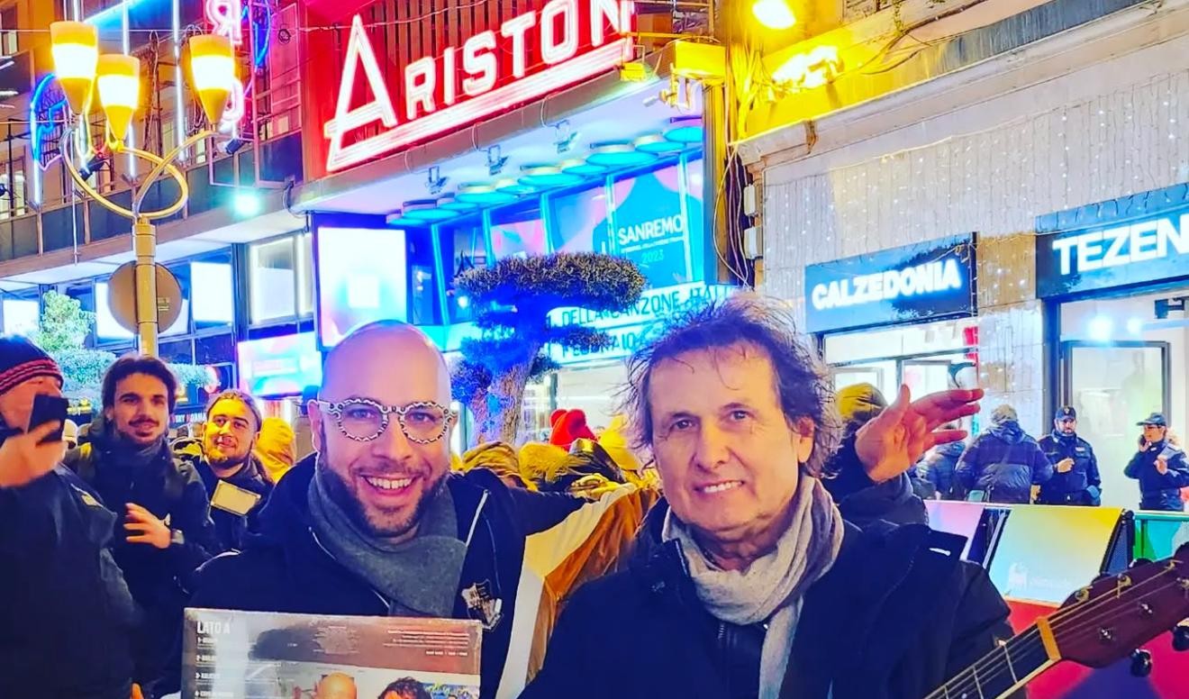 Alain Deejay e Gianni Drudi davanti all'Ariston di Sanremo