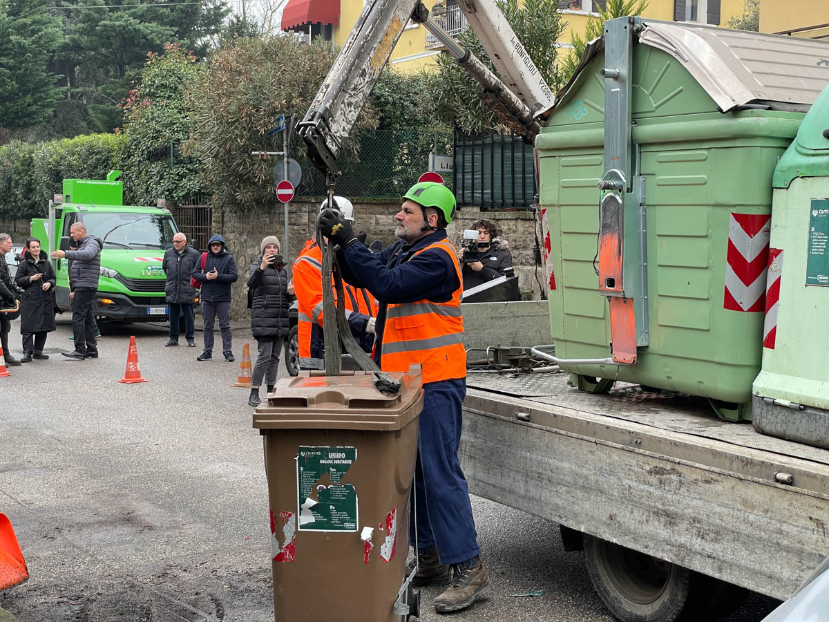 Amia - Cambio bidoni accesso controllato Biondella Borgo Venezia via Luzzatti