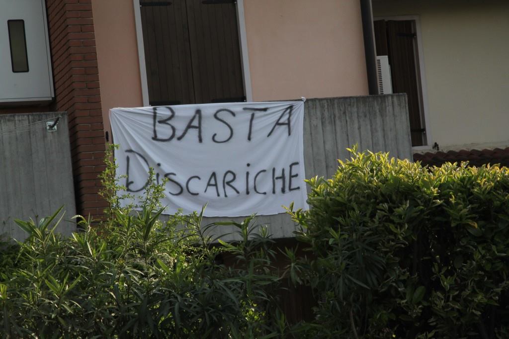 Basta discariche - un manifesto esposto a Valeggio sul Mincio discarica