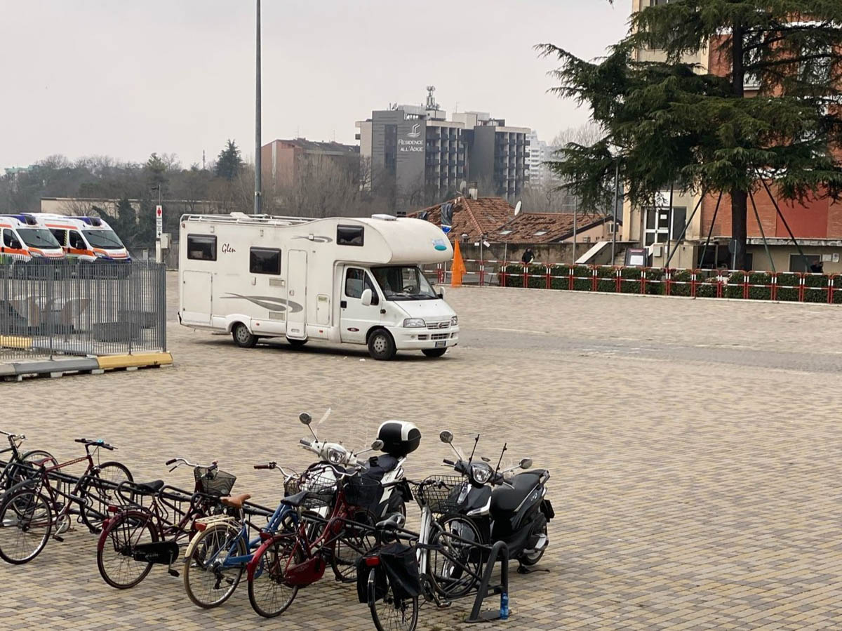 Famigliari e amici dell'uomo recuperato nel Camuzzoni stazionano in ospedale a Borgo Trento