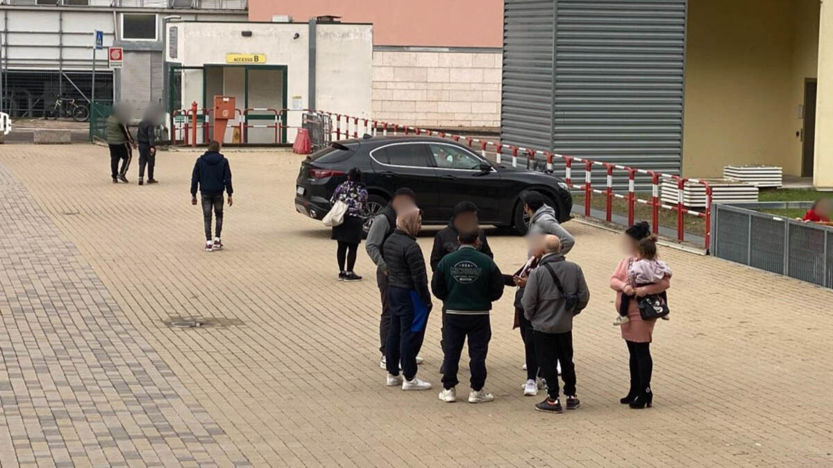 Famigliari e amici dell'uomo recuperato nel Camuzzoni stazionano in ospedale a Borgo Trento