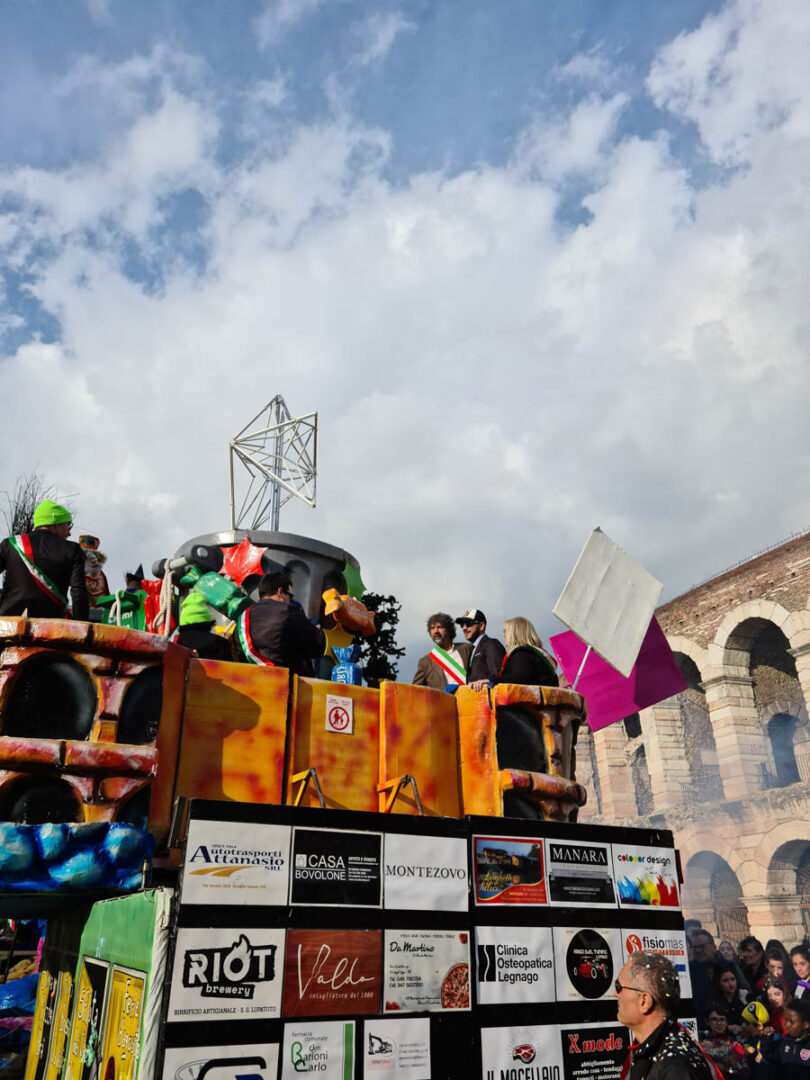 Carnevale 2025 - Il carro dedicato al sindaco Damiano Tommasi alla sfilata del Bacanal del Gnoco