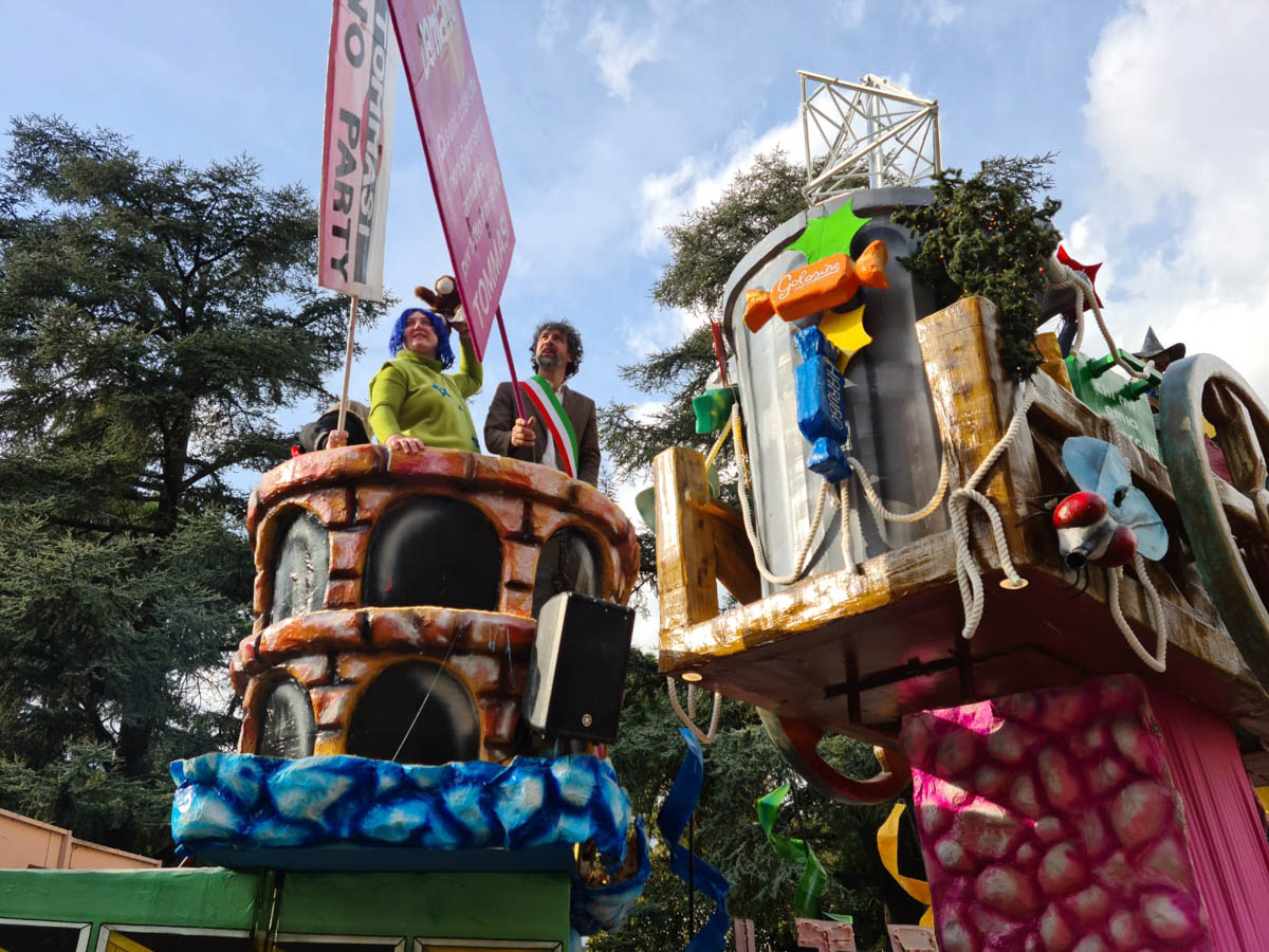 Carnevale 2025 - Il carro dedicato al sindaco Damiano Tommasi alla sfilata del Bacanal del Gnoco