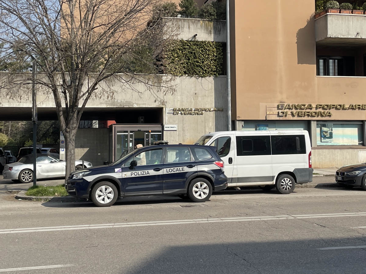 Controlli della Polizia Locale in via Mameli