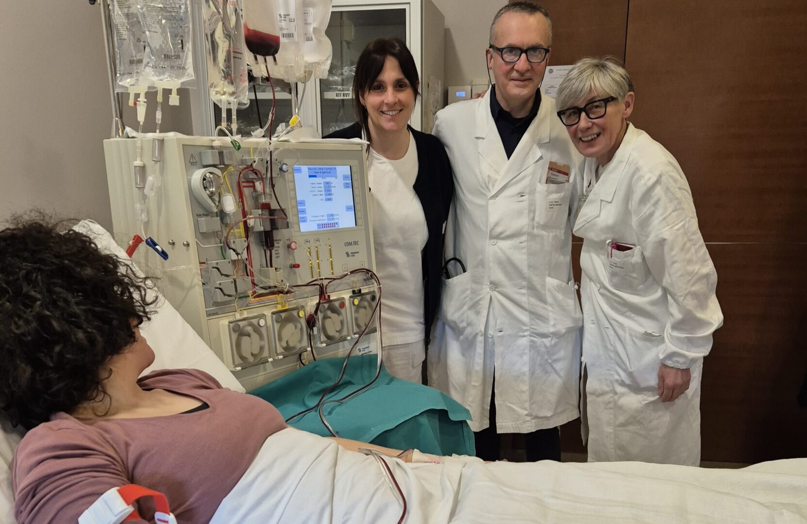 Da sinistra oltre alla paziente, Elisabetta Tosi, infermiera,Maurizio Cantini, responsabile del settore Aferesi e Annarosa Gandini, responsabile Registro Interregionale