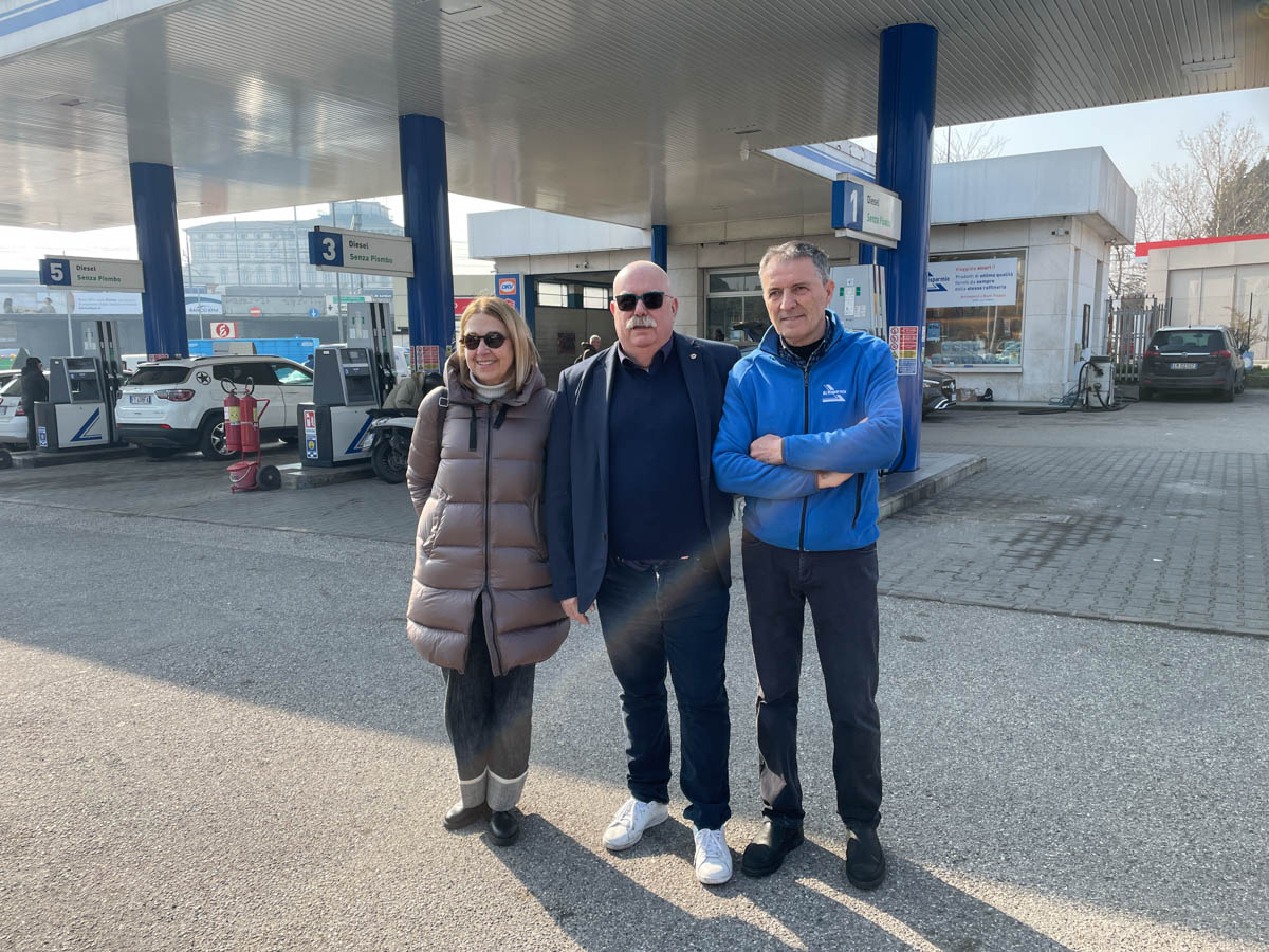 Iniziativa Suona Tre Volte benzina carburanti distributore