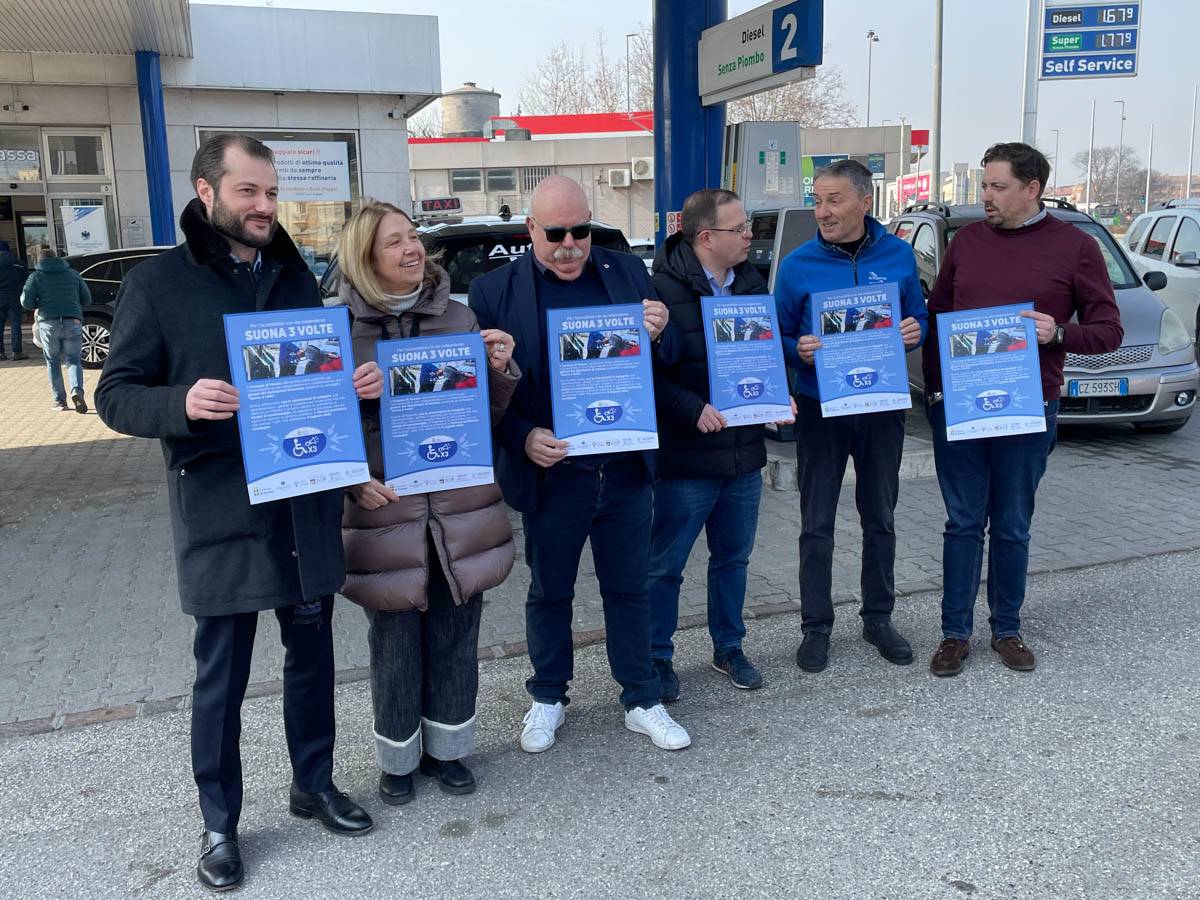 Iniziativa Suona Tre Volte benzina carburanti distributore