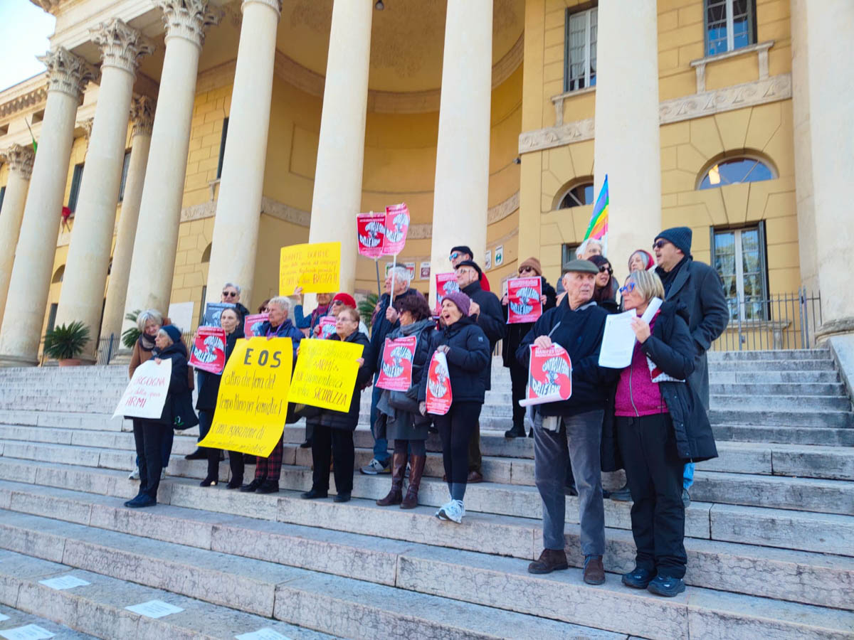 Manifestazione contro fiera EOS