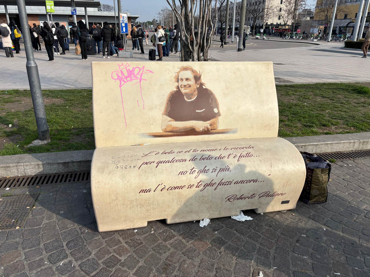 Panchina Puliero vandalizzata