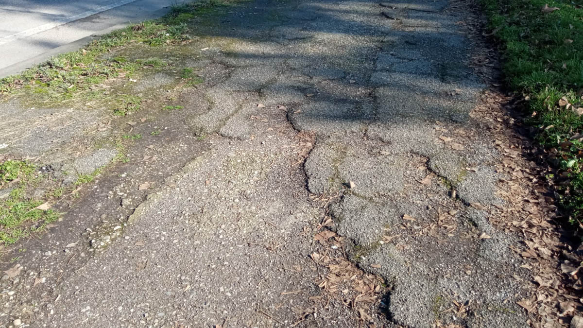 Marciapiede di via Torbido, lato cimitero monumentale