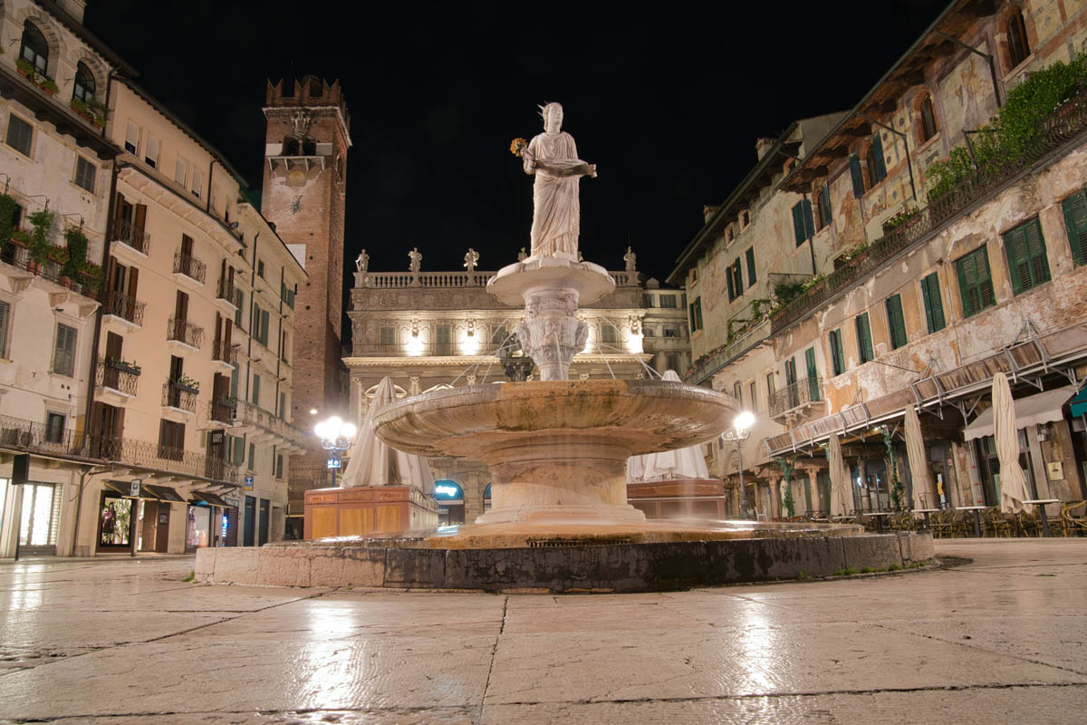 piazza erbe madonna verona