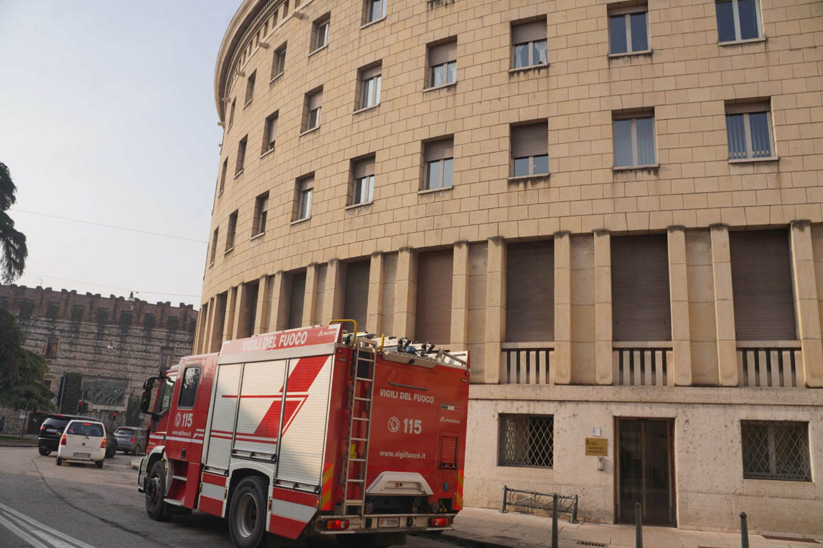 principio incendio verona palazzo barbieri vigili del fuoco