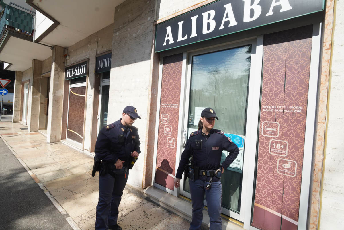 La Polizia di Stato sul posto dell'accoltellamento fra viale Colombo e via Da Levanto