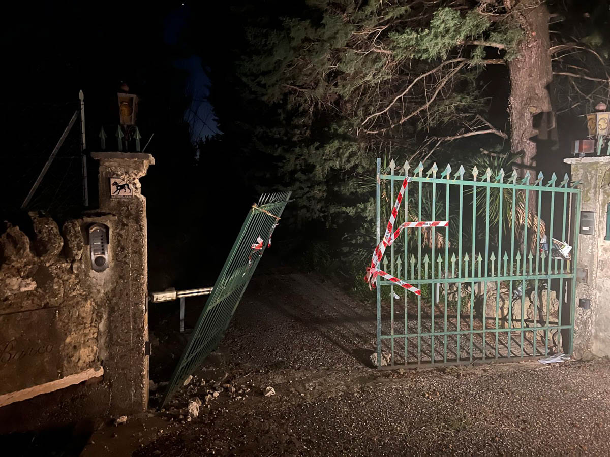 Anziani morti Monte Ricco villetta coppia - cancello sfondato