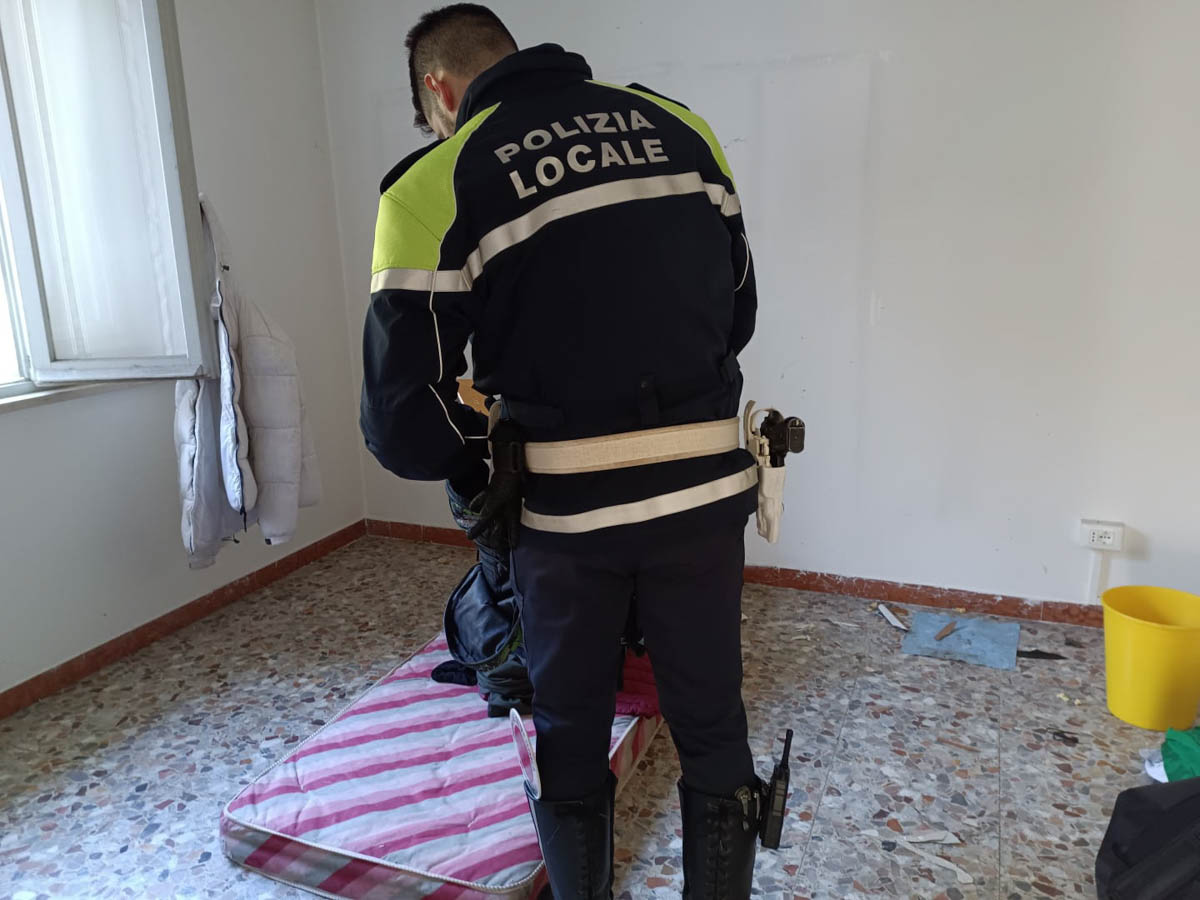 Controlli della Polizia locale di Verona nello stabile al parco Raggio di Sole