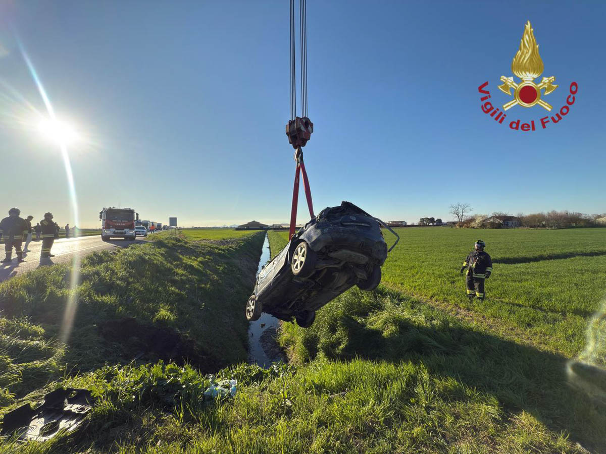 I vigili del fuoco sul posto dell'incidente a Candiana (PD)