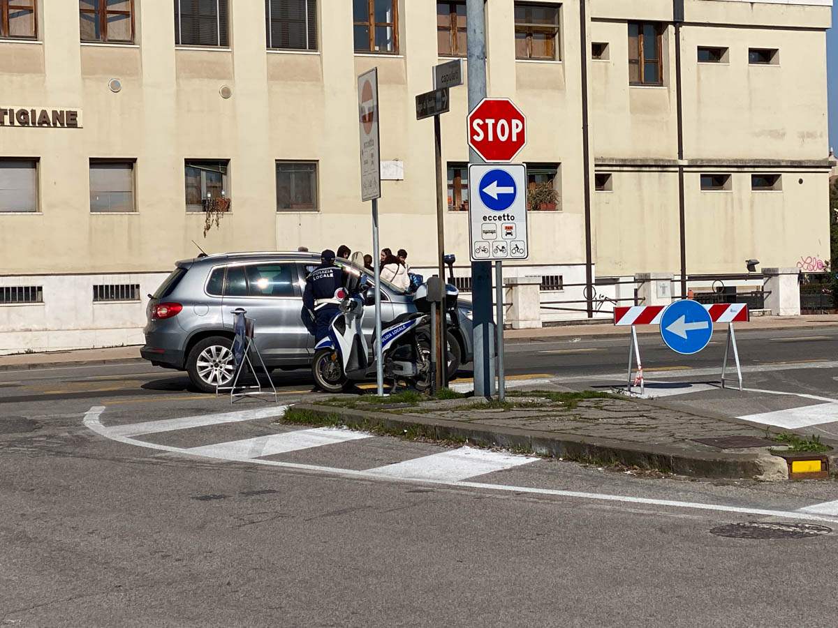 La Polizia locale presidia l'incrocio fra ponte Aleardi e lungadige Capuleti