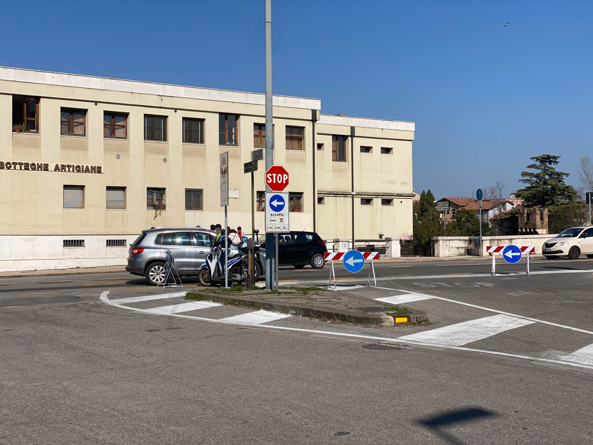 La Polizia locale presidia l'incrocio fra ponte Aleardi e lungadige Capuleti