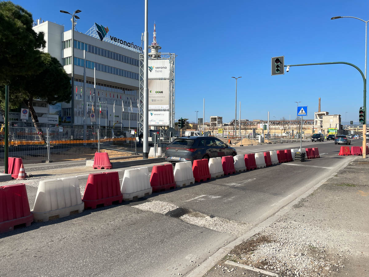 Cantiere filovia su viale del Lavoro (3 marzo 2025)