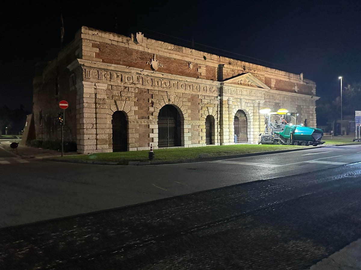 Nuovo asfalto Verona - Lavori notturni Porta Nuova
