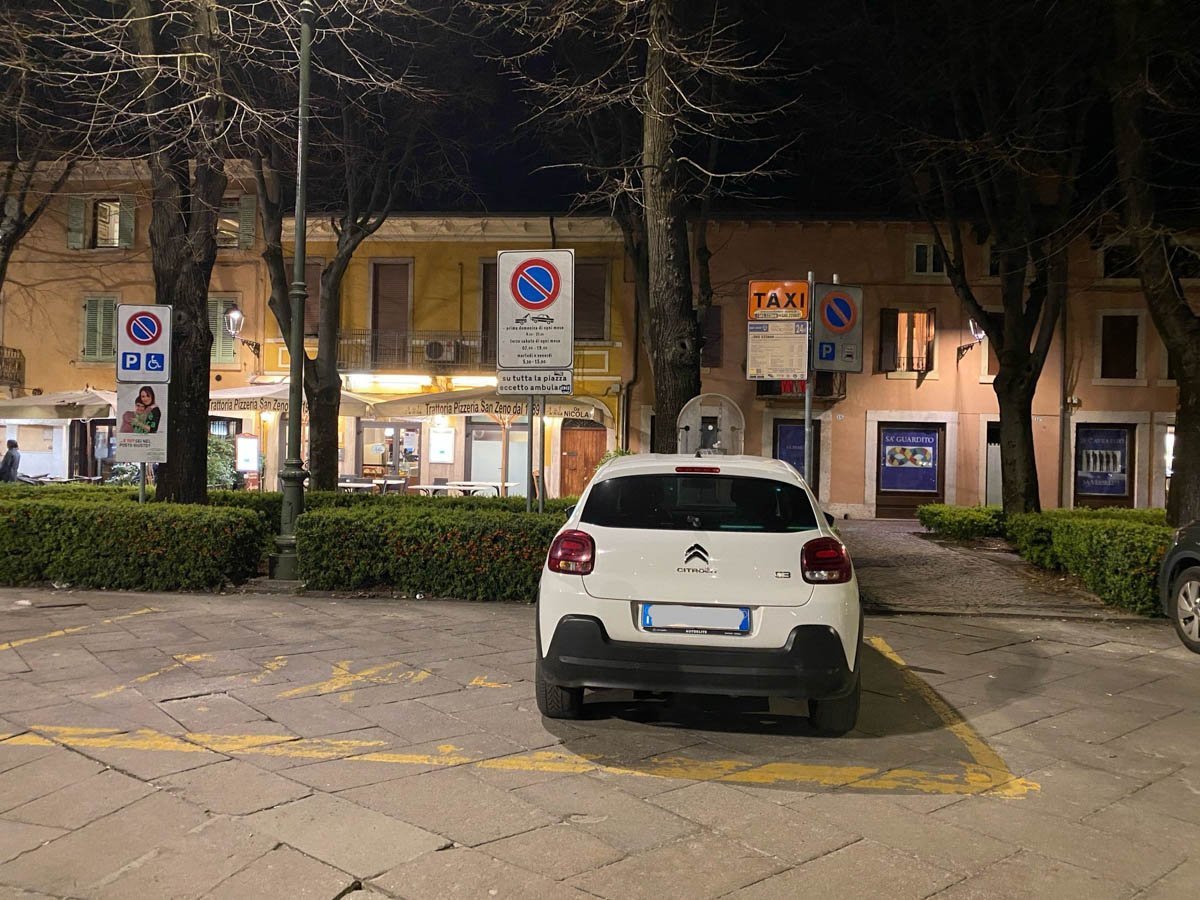Parcheggio selvaggio a San Zeno (18 marzo 2025)