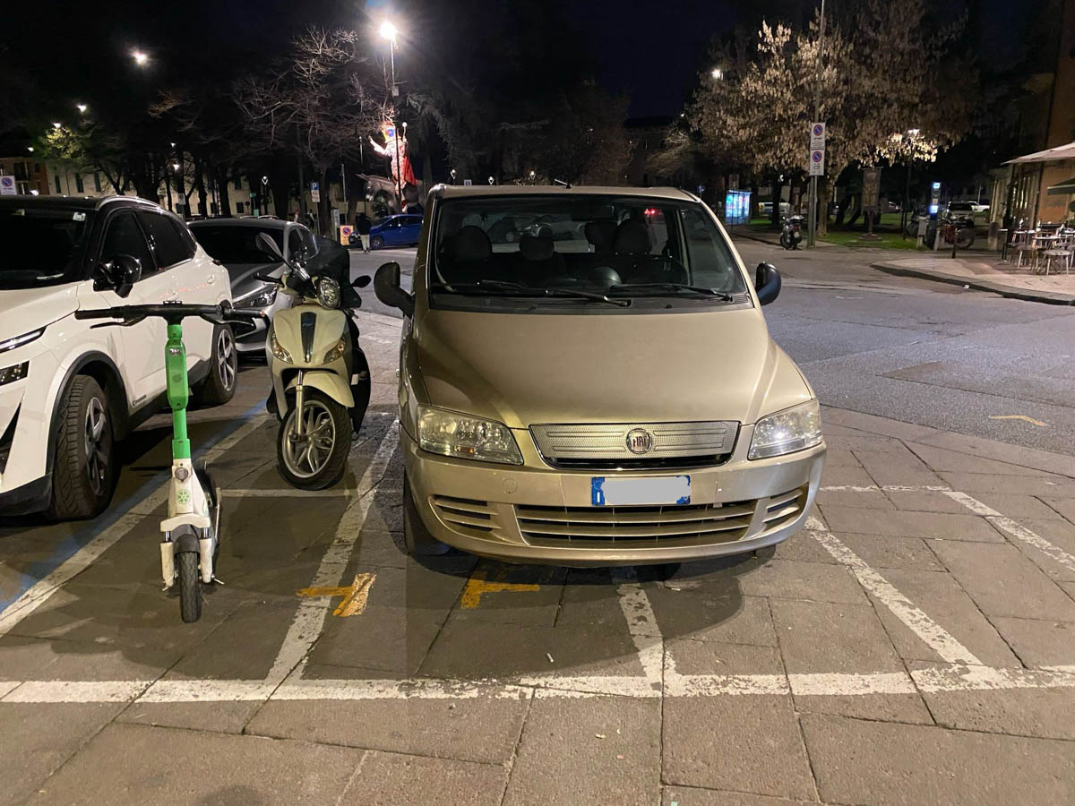 Parcheggio selvaggio a San Zeno (18 marzo 2025)