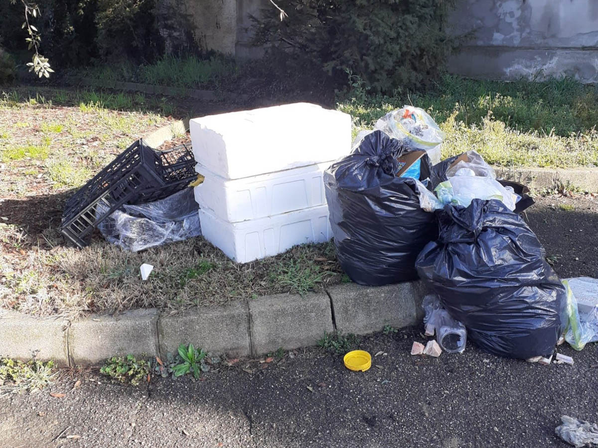 Rifiuti abbandonati al cimitero di San Vito di Legnago
